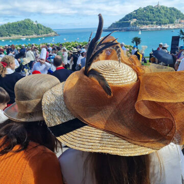 Paseo con sombrero en San Sebastian con vistas a la playa de la Concha